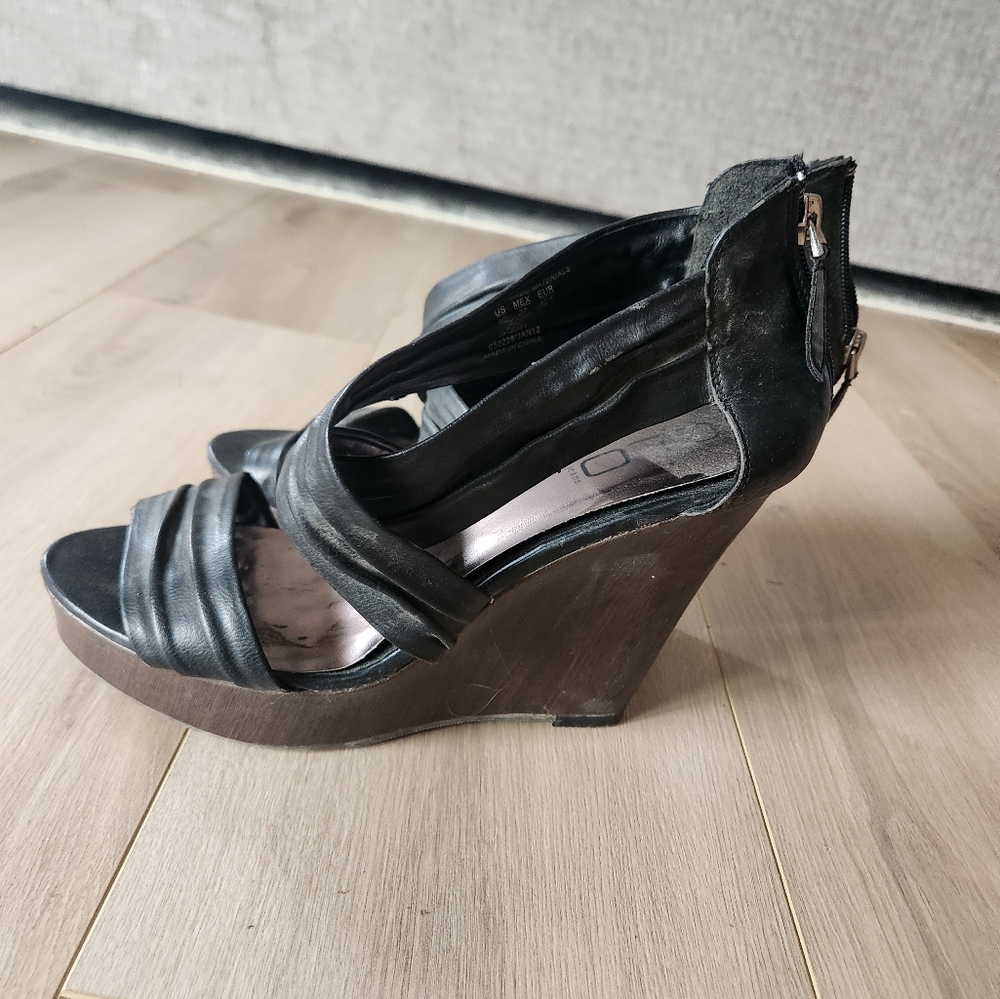 Black wedges